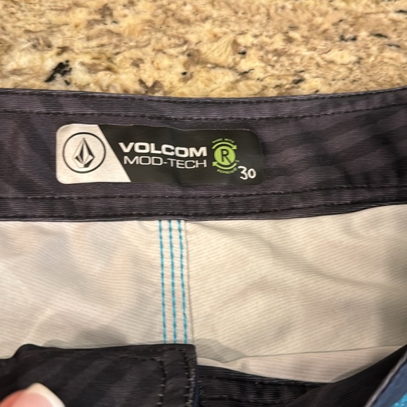 Men’s Volcom board short with tie closure. - Picture 2 of 5